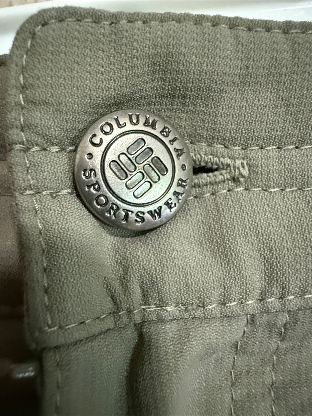 Columbia Women's Lightweight Olive Green Outdoor Shorts Size 12 - Picture 2 of 6